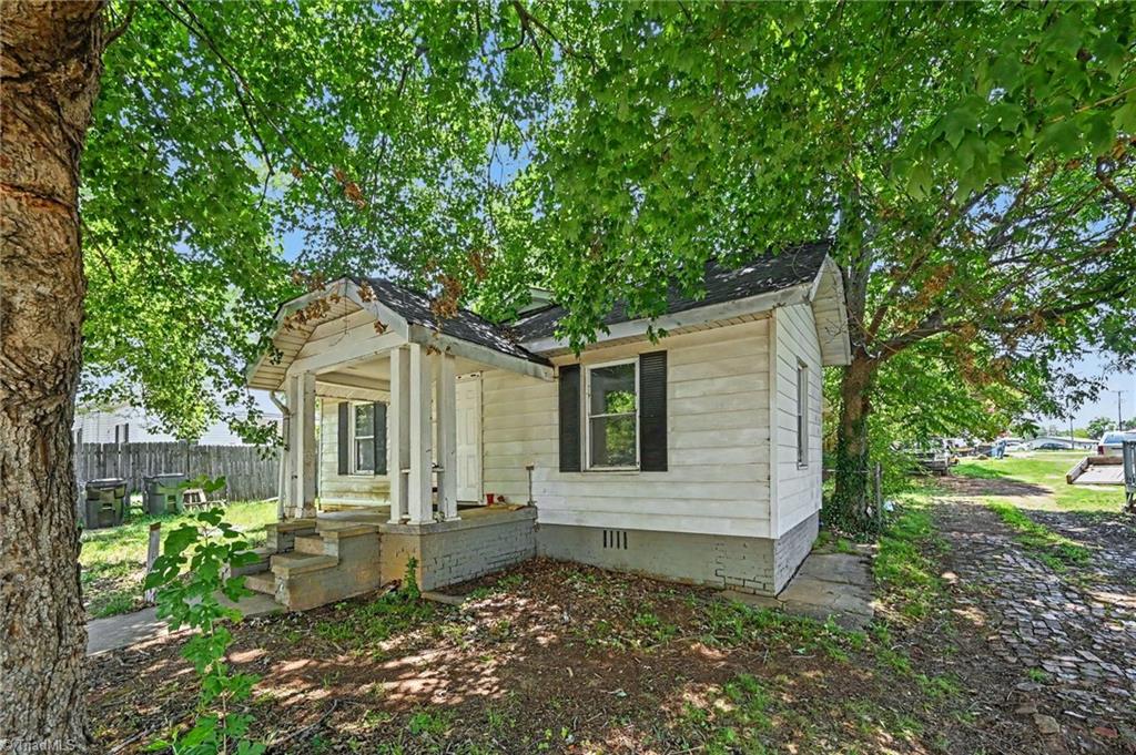 Photo of 506 S Flanner Street, Burlington, NC 27215 (MLS # 1236276)