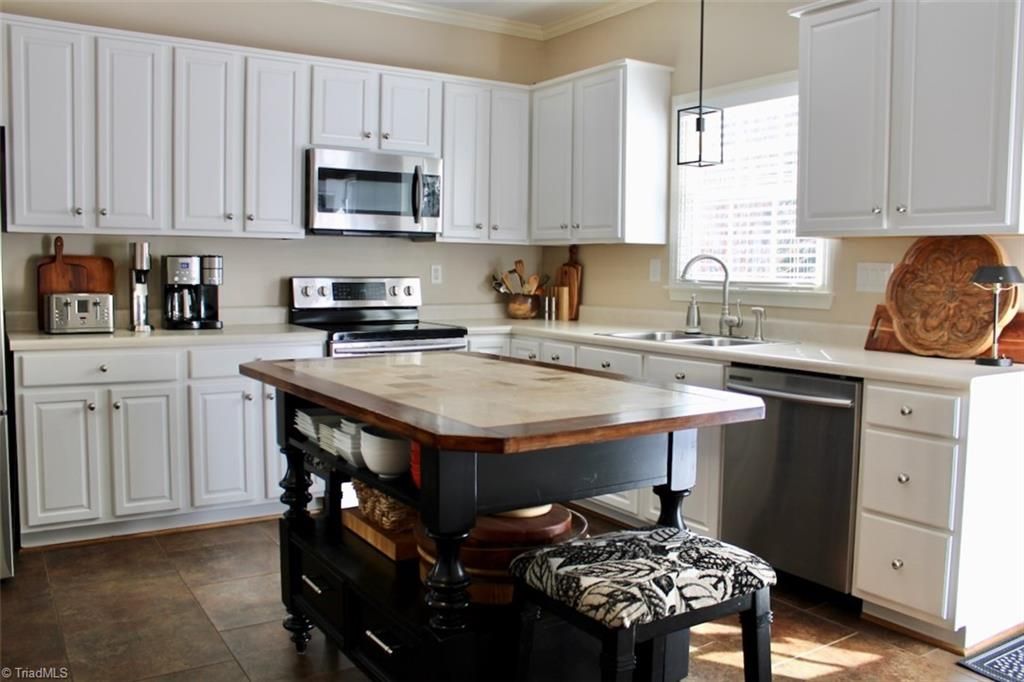 Photo of 6907 Bridgewood Road, Clemmons, NC 27012 (MLS # 1221747)