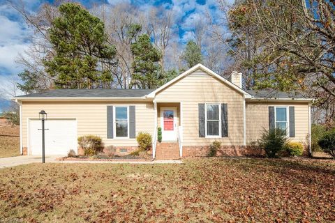 Homes For Sale - 627 Woodland Circle<br/> Asheboro, NC 27203