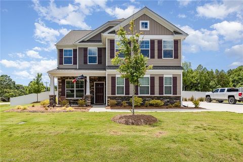 Photo of 111 Park Place Circle, Winston-Salem, NC 27107 (MLS # 1198879)
