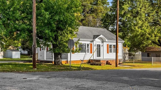 1024 Lawson Street, photo 4 of 35