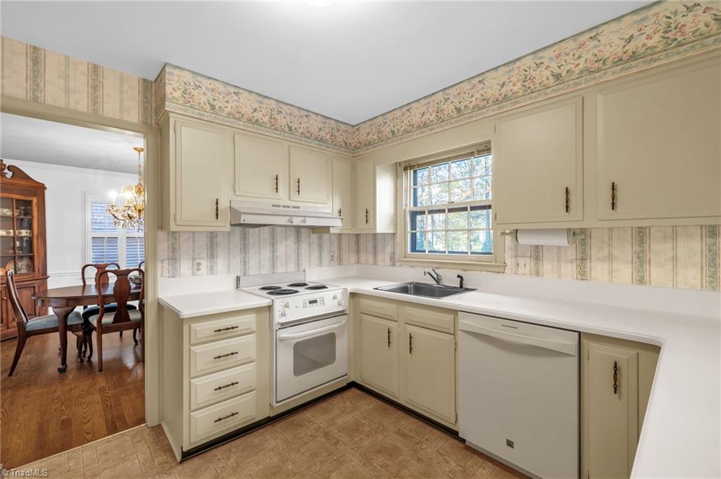 Greensboro, North Carolina 27410, United States, 5 Bedrooms Bedrooms, ,4 BathroomsBathrooms,Residential,Active,240083