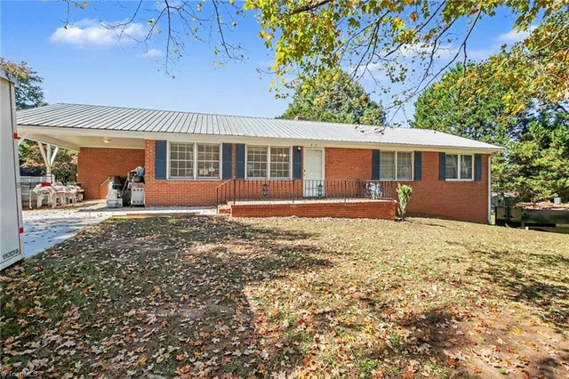 317 Northside Drive, photo 2 of 8