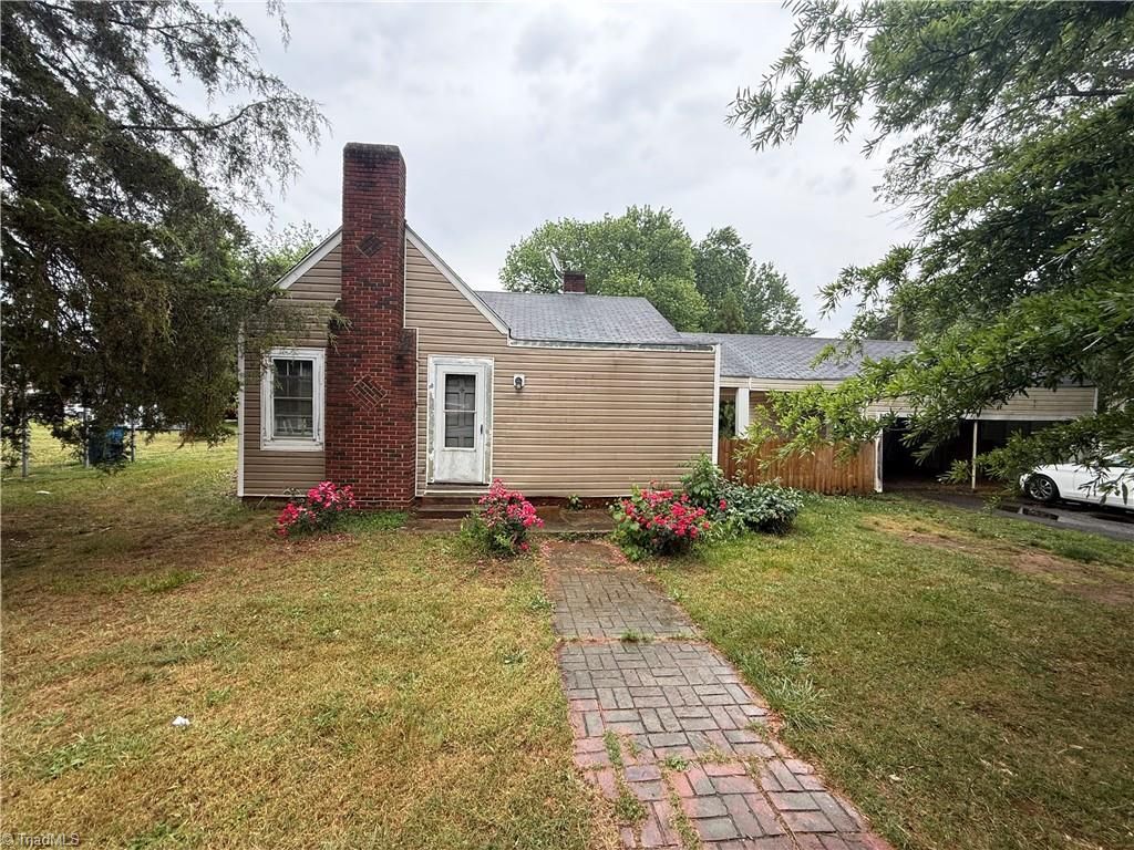 Photo of 908 W Lee Avenue, Yadkinville, NC 27055 (MLS # 1221849)
