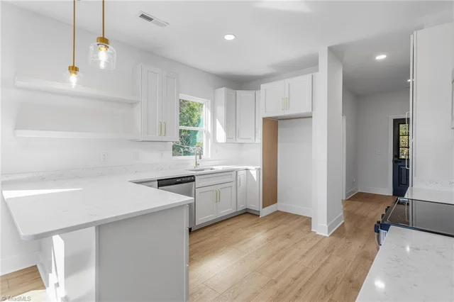 210 Leonard Street, photo 4 of 28