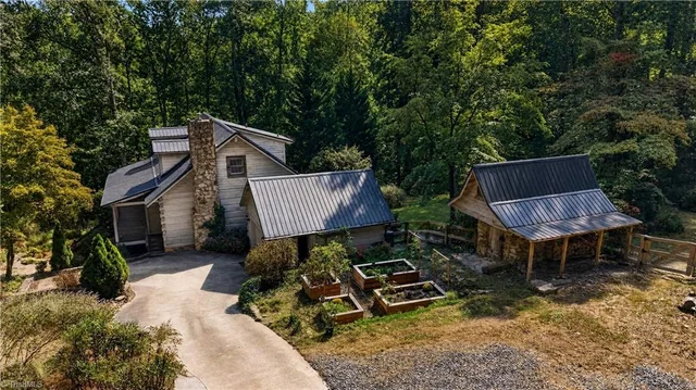 3377 Faw Drive, photo 4 of 46