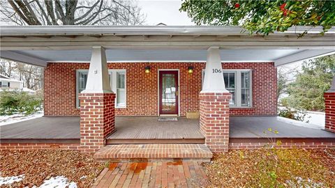 Homes For Sale - 106 Brinkley Place<br/> High Point, NC 27265