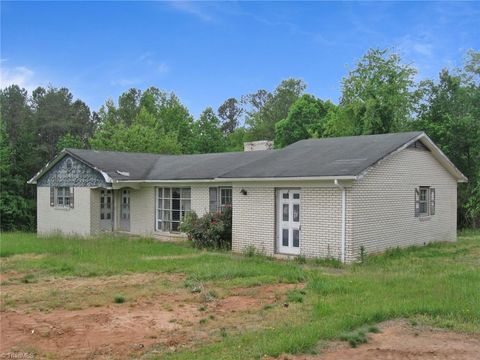 Homes For Sale - 1989 Haymeadow Road<br/> Hays, NC 28635