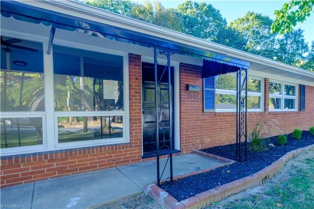 1514 Dunbar Street, photo 3 of 33