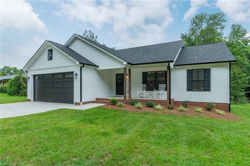 Photo of 32 Ranchor Drive, Thomasville, NC 27360 (MLS # 1230102)