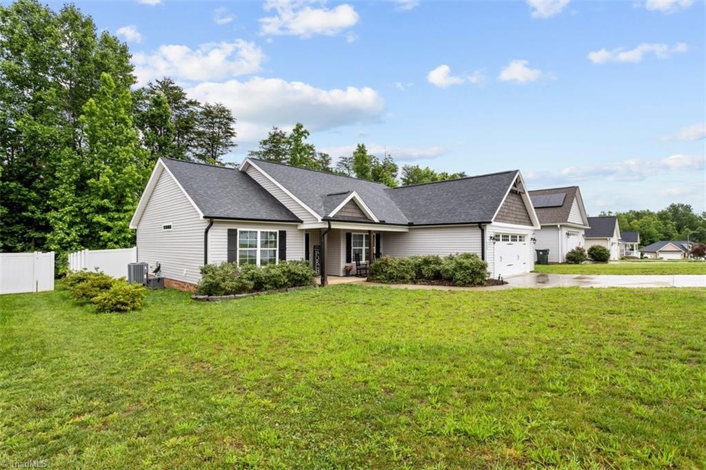111 Brooke Ridge Drive, Thomasville, North Carolina image 2