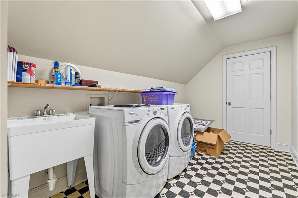 Greensboro, North Carolina 27408, United States, 6 Bedrooms Bedrooms, ,7 BathroomsBathrooms,Residential,Active,216272