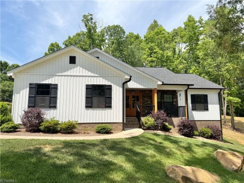 Homes For Sale - 810 Hidden Court<br/> Asheboro, NC 27205