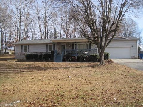 Homes For Sale - 110 Billy Avenue<br/> Archdale, NC 27263