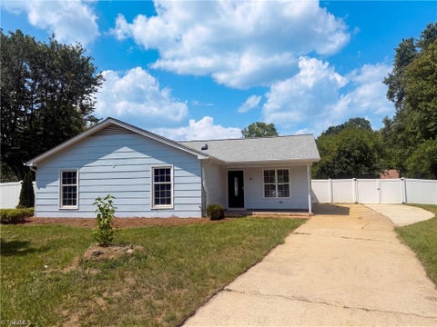 Homes For Sale - 2 Cabot Court<br/> Greensboro, NC 27407
