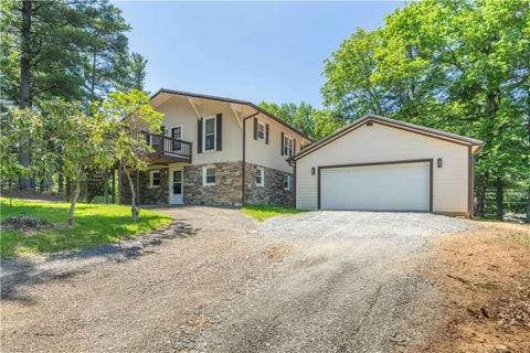 Homes For Sale - 81 Pine Tree Drive<br/> Alleghany County, Roaring Gap, NC 28627