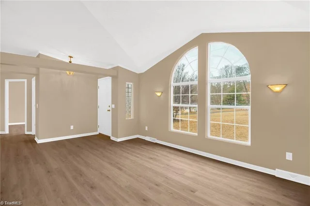 1085 Brookview Lane, photo 5 of 47