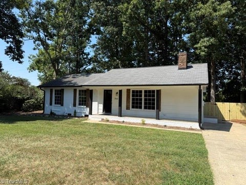 Homes For Sale - 3 Woodclub Court<br/> Greensboro, NC 27406
