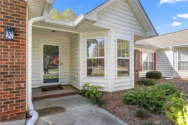 61 Mansfield Circle, photo 5 of 30