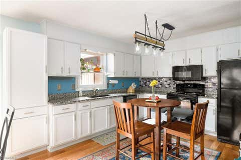 Townhouse For Sale - 2409 Cottage Place<br/> Guilford County, Greensboro, NC 27455