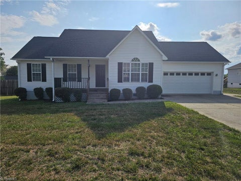 Homes For Sale - 130 Cloverfield Court<br/> Winston-Salem, NC 27127