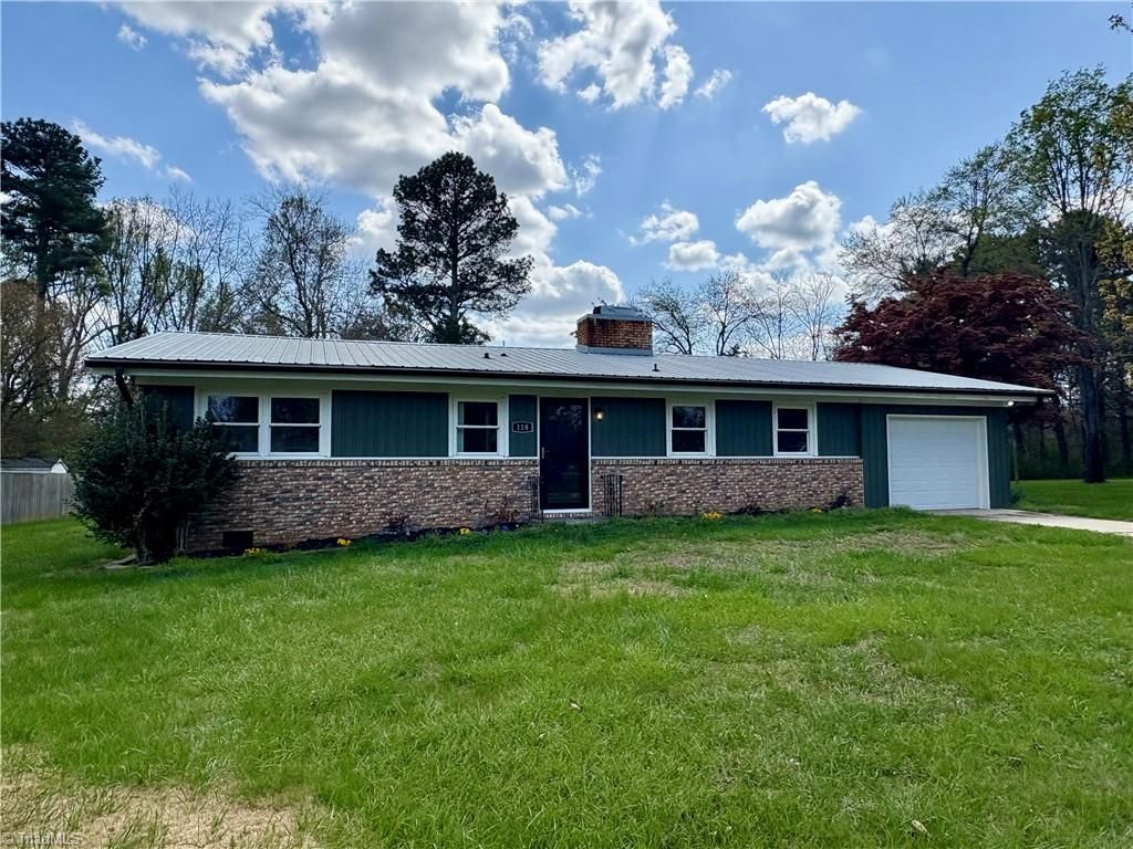 Photo of 118 Lakeview Circle, Thomasville, NC 27360 (MLS # 1214246)