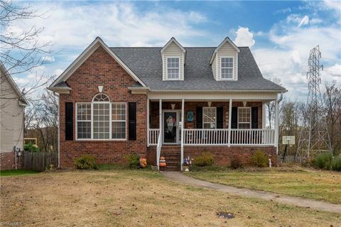 A home in Clemmons