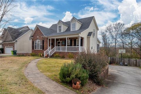 A home in Clemmons