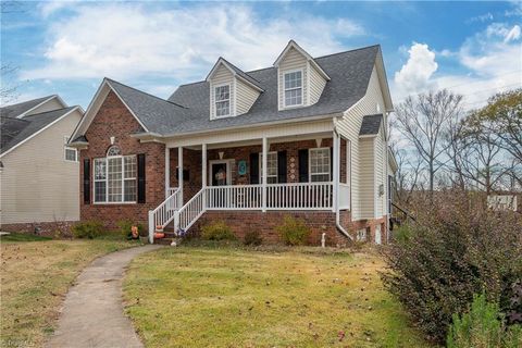 A home in Clemmons