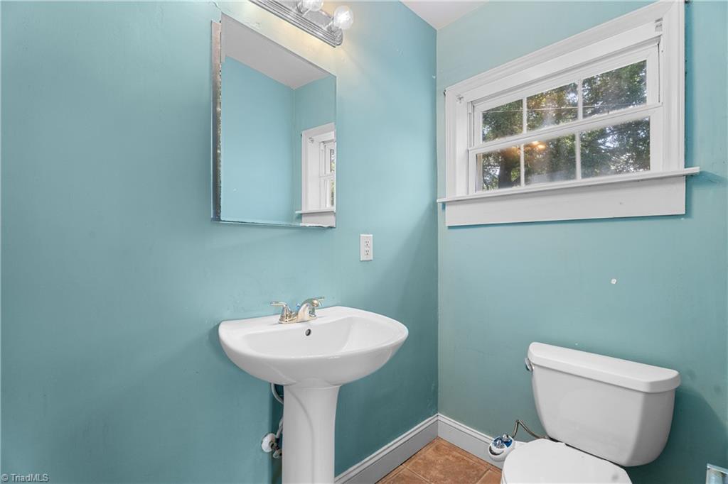 Kernersville, North Carolina 27284, United States, 4 Bedrooms Bedrooms, ,2 BathroomsBathrooms,Residential,Pending,160755