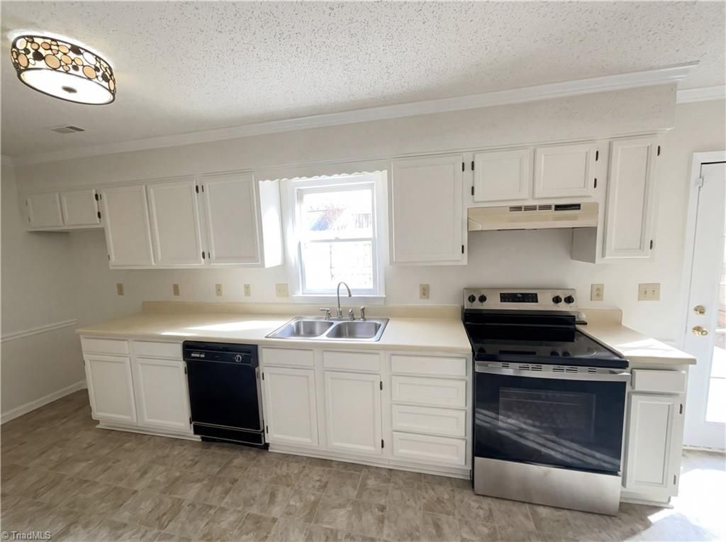 Photo of 119 Edgedale Court, Kernersville, NC 27284 (MLS # 1207939)