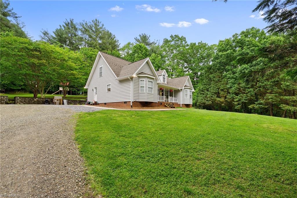 387 Rambling Woods Drive, North Wilkesboro, North Carolina image 2