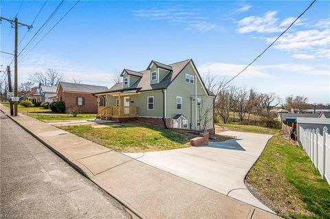 Homes For Sale - 303 Orchard Street<br/> Mount Airy, NC 27030