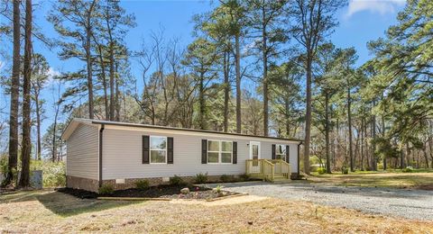 Mobile Home For Sale - 7761 Old 421 Road<br/> Randolph County, Liberty, NC 27298