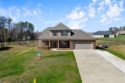 Single Family Residence in Clemmons NC 115 Westmount Court.jpg