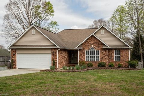 Townhouse For Sale - 605 Paul Kennedy Road<br/> Thomasville, NC 27360