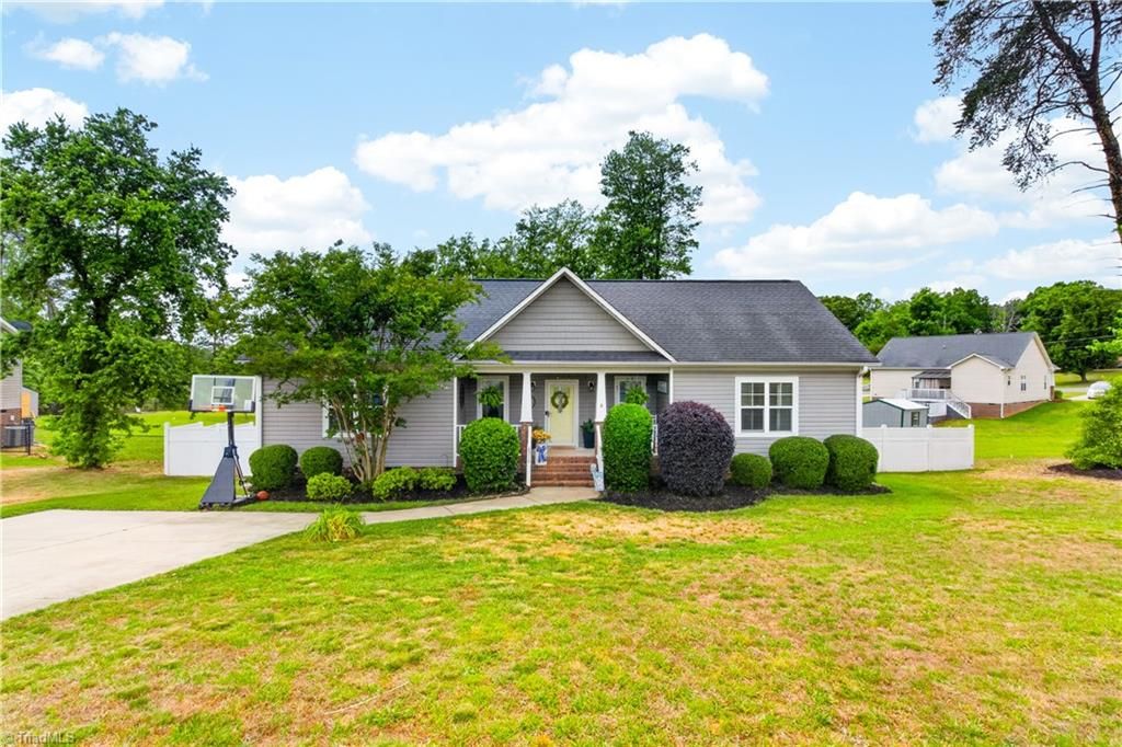 Photo of 4319 Brown Oaks Road, Randleman, NC 27317 (MLS # 1219000)
