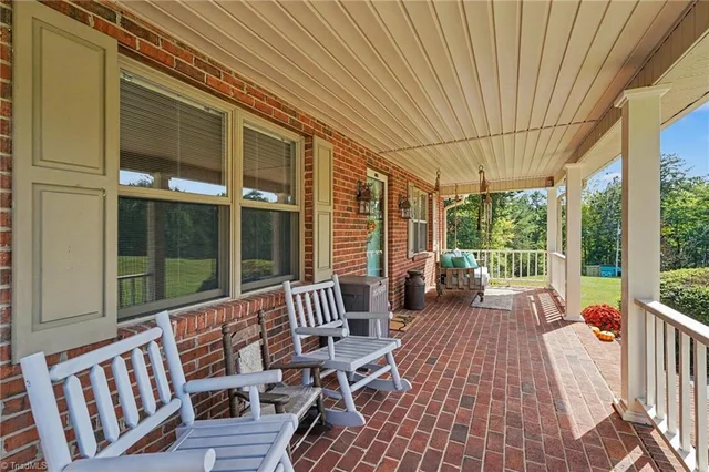 1100 Wolf Rock Road, photo 3 of 50