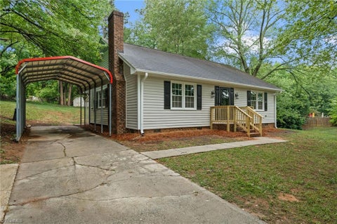 Homes For Sale - 1500 Pebblebrook Road<br/> Winston-Salem, NC 27105