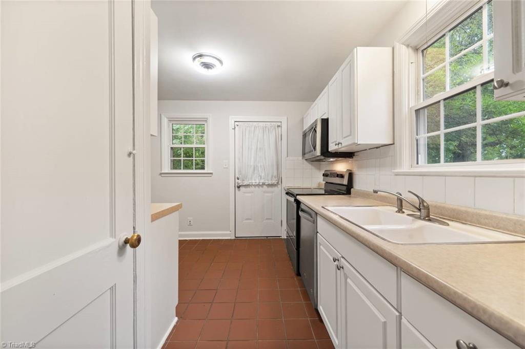 Winston-Salem, North Carolina 27103, United States, 3 Bedrooms Bedrooms, ,1 BathroomBathrooms,Residential,Pending,110424