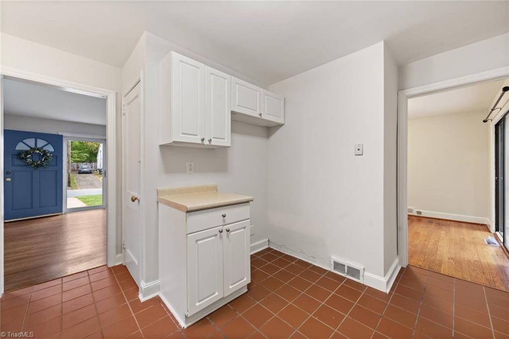 Winston-Salem, North Carolina 27103, United States, 3 Bedrooms Bedrooms, ,1 BathroomBathrooms,Residential,Pending,110424