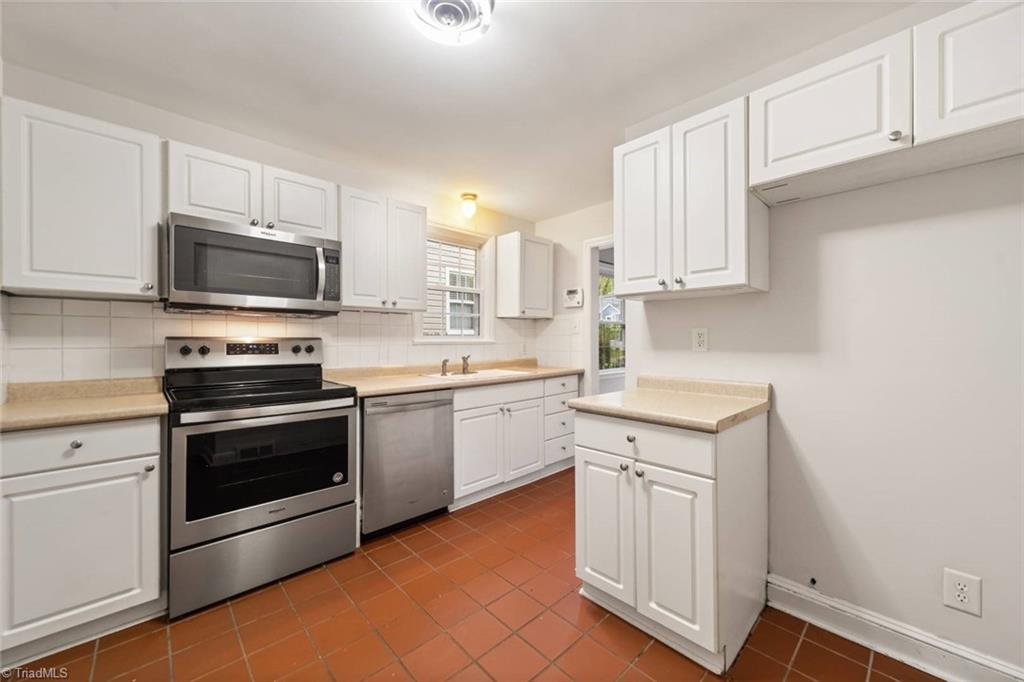 Winston-Salem, North Carolina 27103, United States, 3 Bedrooms Bedrooms, ,1 BathroomBathrooms,Residential,Pending,110424