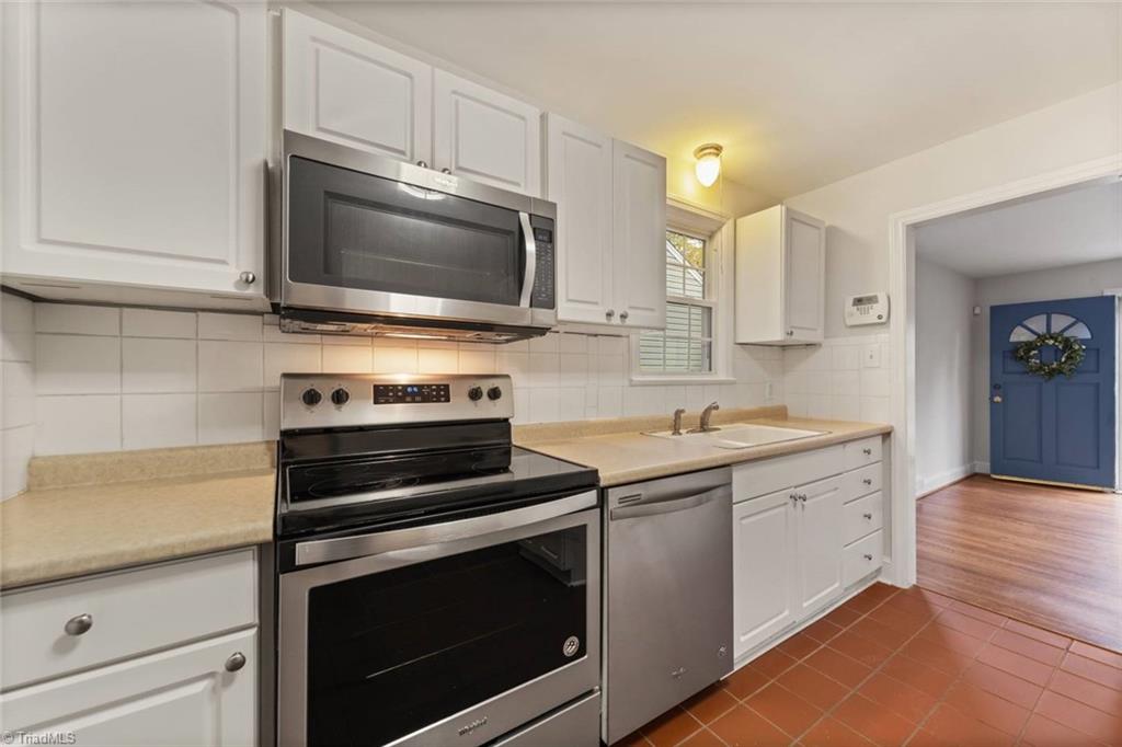 Winston-Salem, North Carolina 27103, United States, 3 Bedrooms Bedrooms, ,1 BathroomBathrooms,Residential,Pending,110424