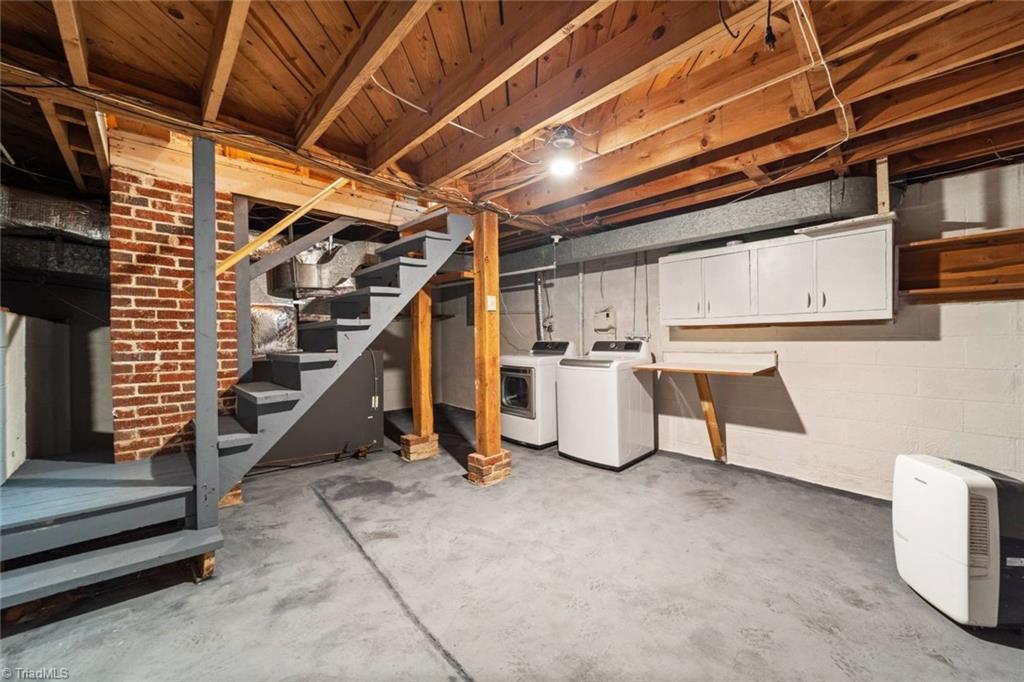 Winston-Salem, North Carolina 27103, United States, 3 Bedrooms Bedrooms, ,1 BathroomBathrooms,Residential,Pending,110424