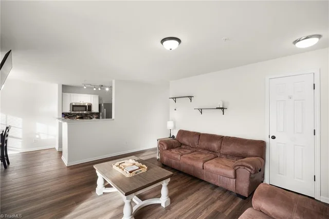 7303 Lambeth Farm Lane, photo 4 of 24