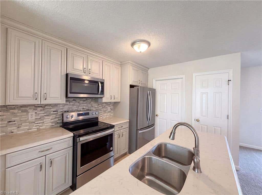 Photo of 889 Salem Pointe Lane, Winston-Salem, NC 27101 (MLS # 1230039)