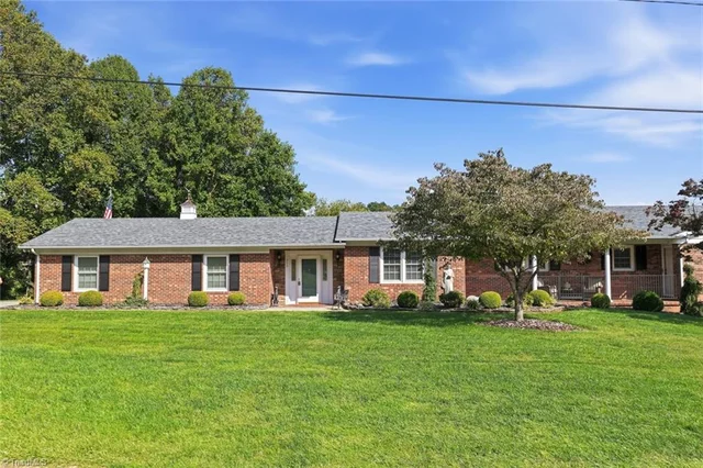 300 Oak Forest Circle, photo 3 of 46
