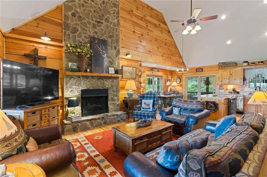201 Cherokee Circle, Jefferson, North Carolina image 1