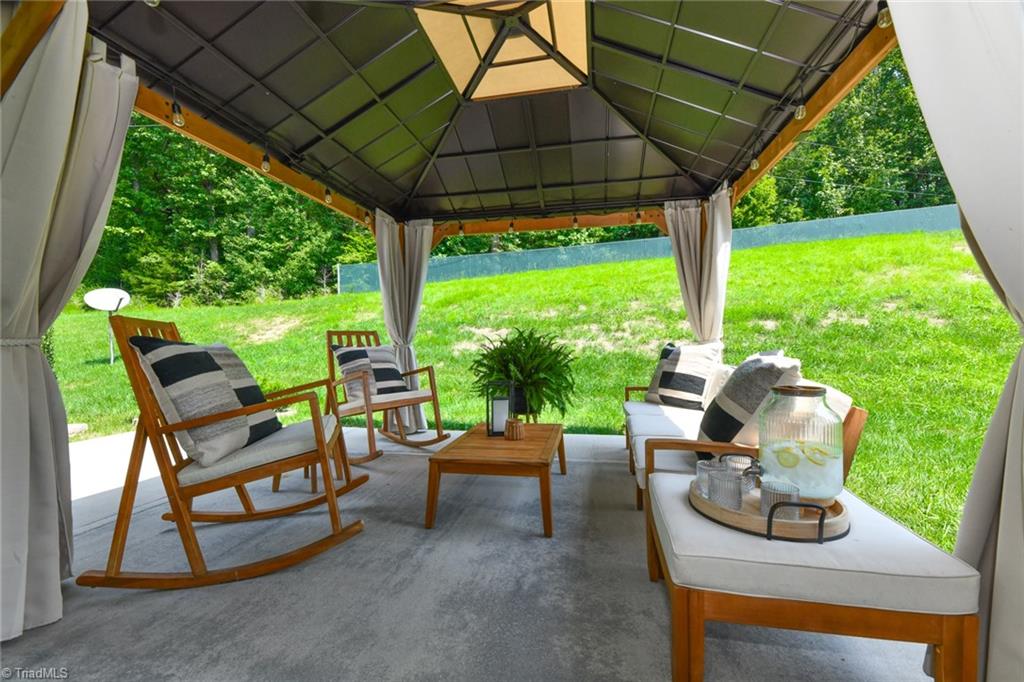 Kernersville, North Carolina 27284, United States, 4 Bedrooms Bedrooms, ,4 BathroomsBathrooms,Residential,Pending,43556