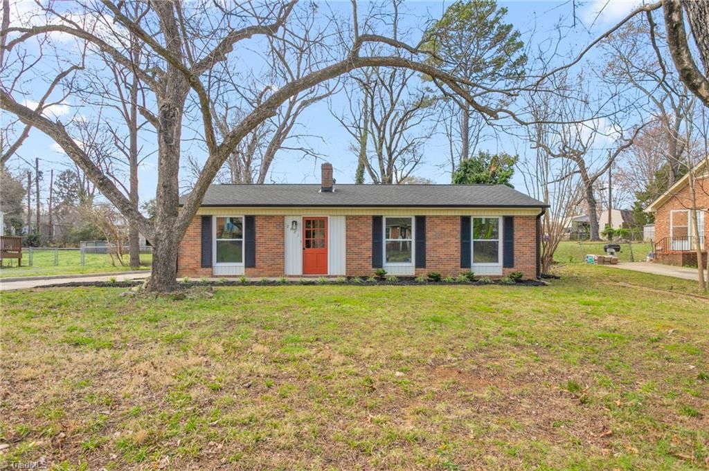 Photo of 2821 Westchester Drive, Burlington, NC 27217 (MLS # 1214037)